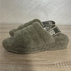 UGG Women 7 Fluff Yeah Slides Olive Green Sheepskin Slingback Sandals